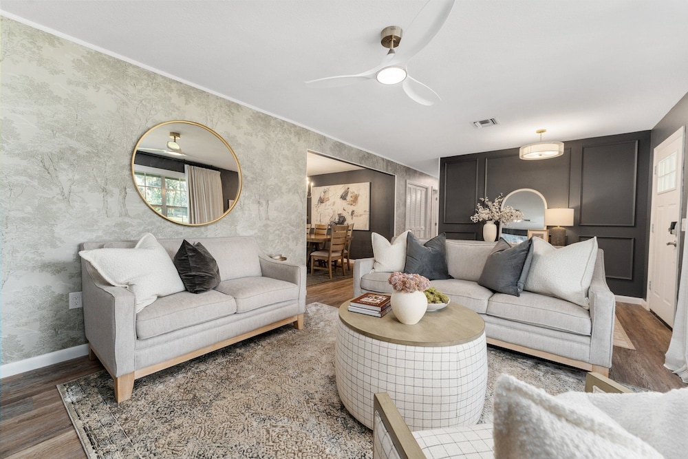 Designer Pet-friendly Retreat With Heated Pool 5 Bedroom Home