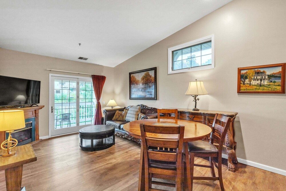 3rd Floor Front Side Corner Penthouse Suite - 304 by Grand Wood Suites