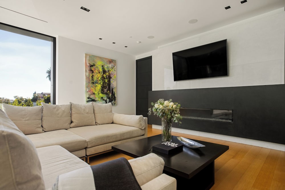 Belfast Estate - Mid-century Meets Modern - Luxe Poolside Villa
