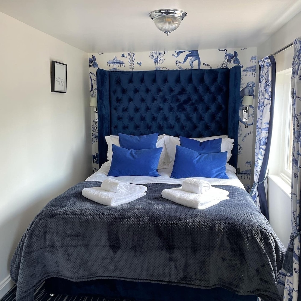 Cosy Lodge With Private Hot Tub in Tottergill Farm