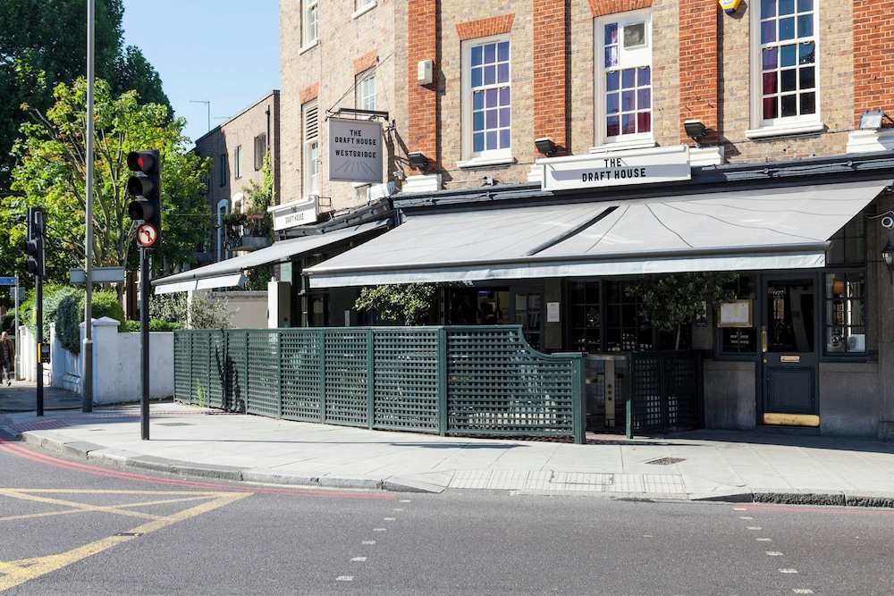 Albert Bridge Road II by Onefinestay
