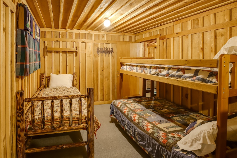 Quaint Deborgia Retreat: Black Diamond Guest Ranch view 4
