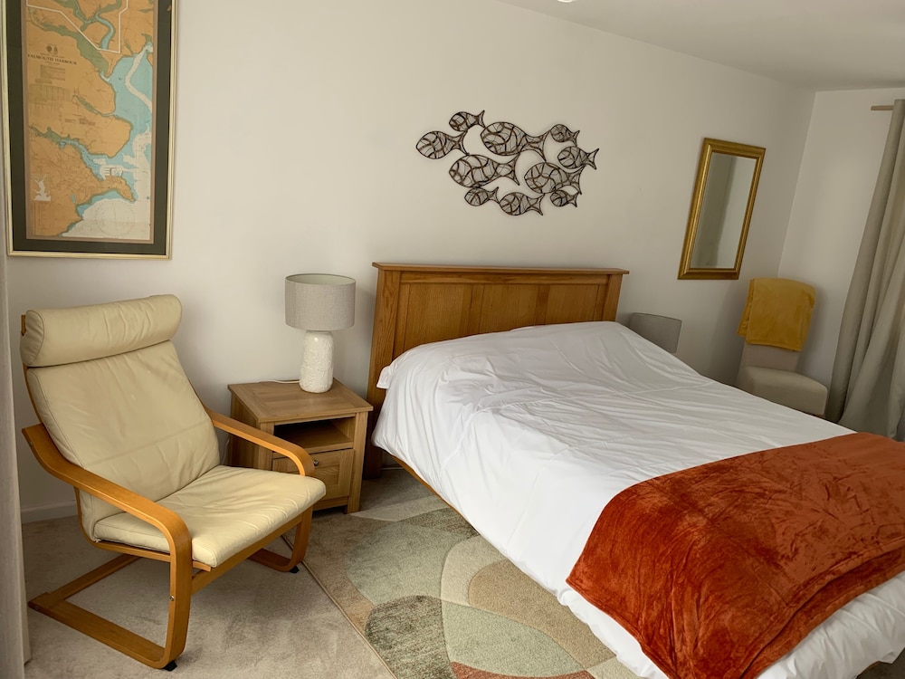 2 Bed-sleeps 4-parking-pets-10 min Walk to Beach