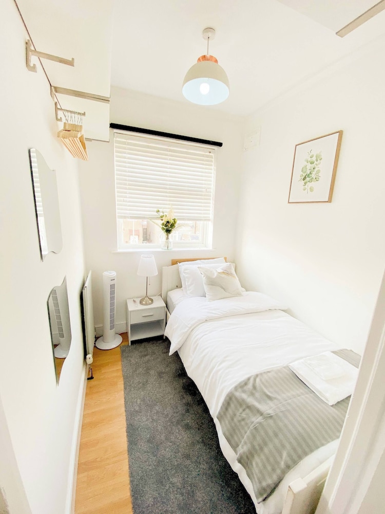 Spacious 3 bd Garden M25, Free Parking,bluewater
