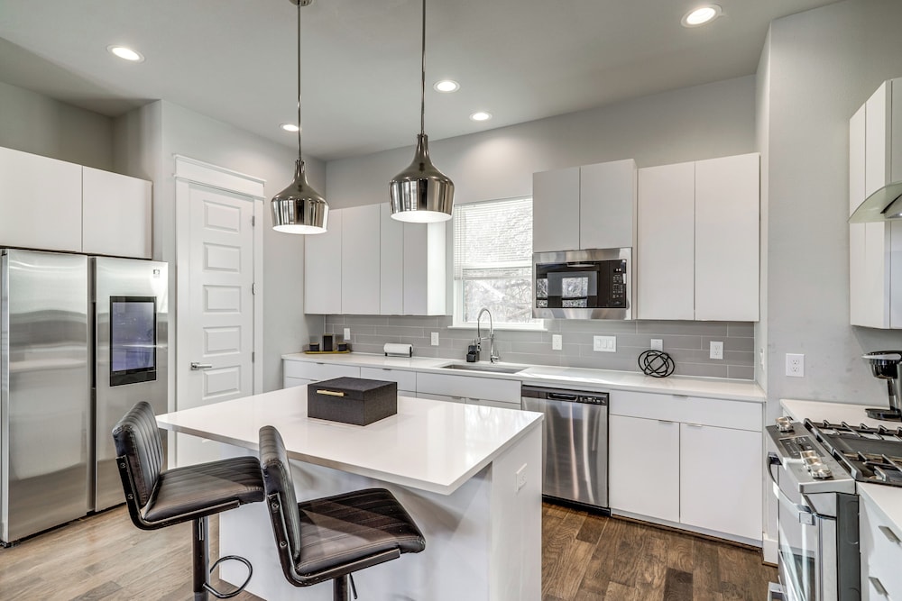 Close to Restaurants: Houston Haven w/ Balcony!