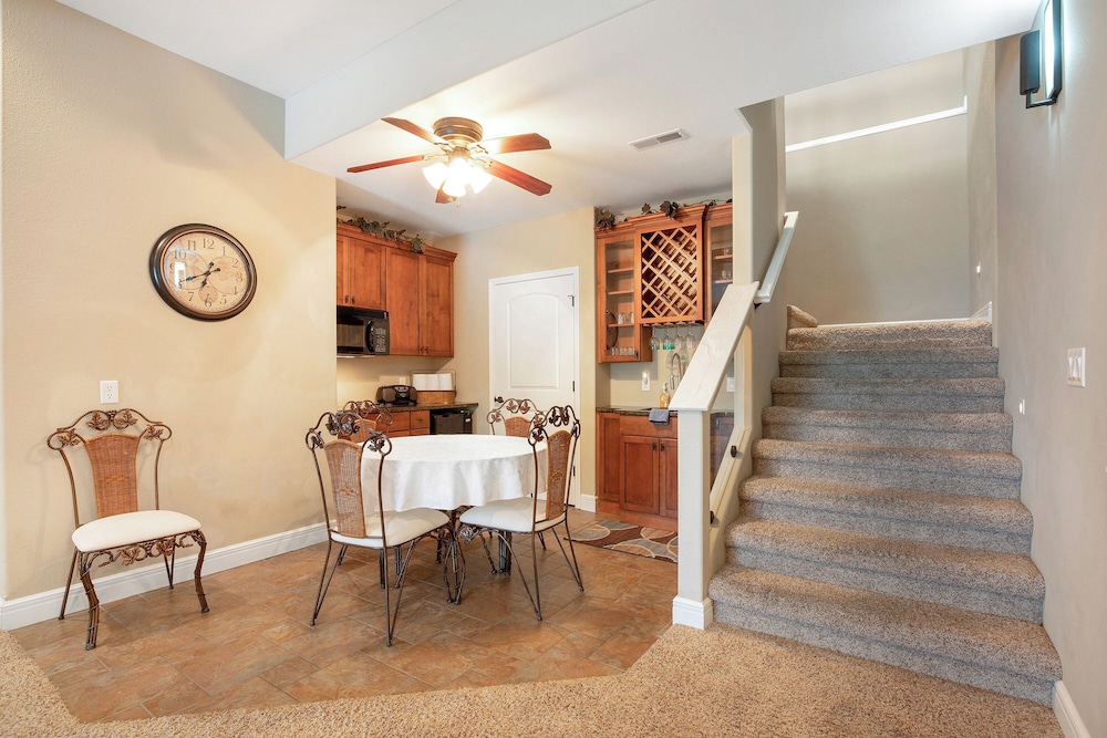 Huge! Sleeps 30-kayaks, Pedal Boat & Paddle Boards