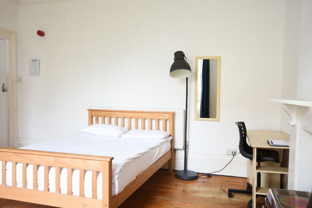 Westbourne Place Townhouse - by Clifton Short Lets view 3