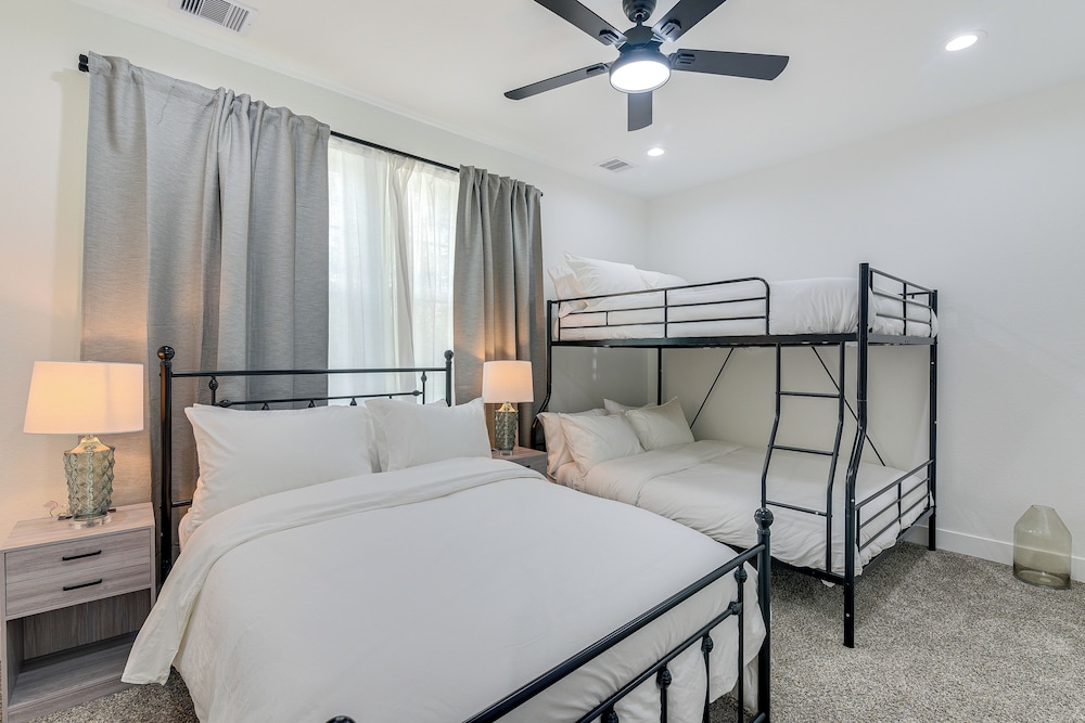 6 Mi to Dtwn Houston: Family-friendly Home w/ Yard