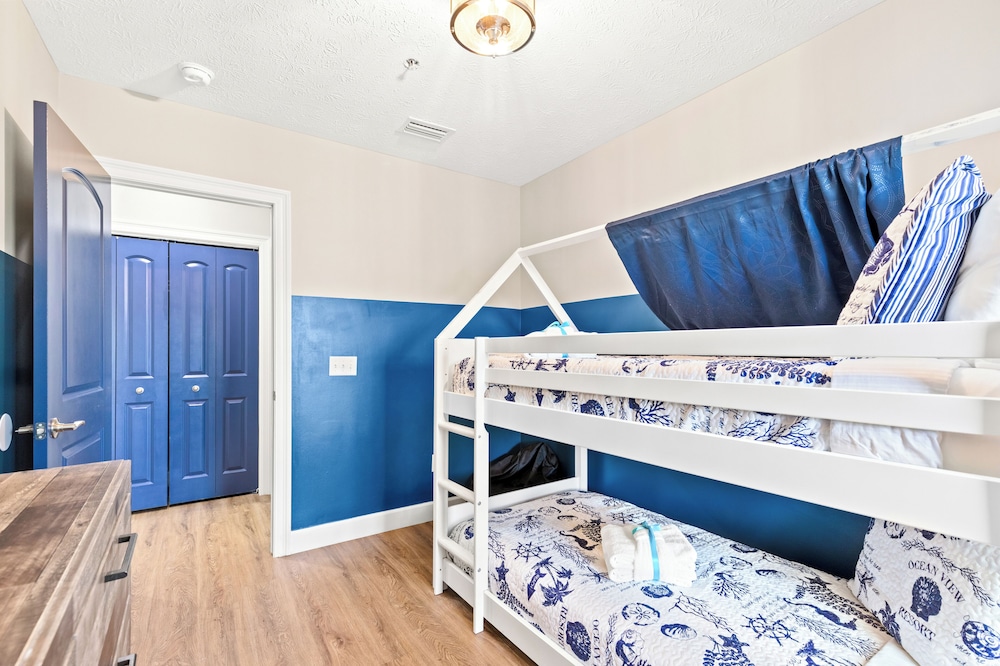 Sailors Cove: 5-bedroom, 4.5 Baths, Sleeps 12! Steps Away From the Beach!