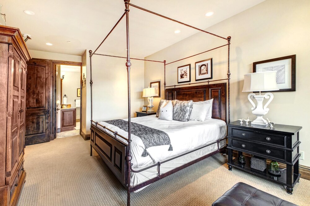 Vintage on the Strand 2 bedrooms Ski Out VIN-14 by KBM