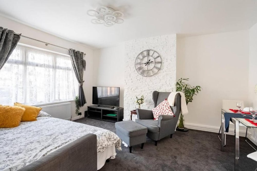 1 Bed-sleeps 4-free Parking-30 Min to Central Ldn