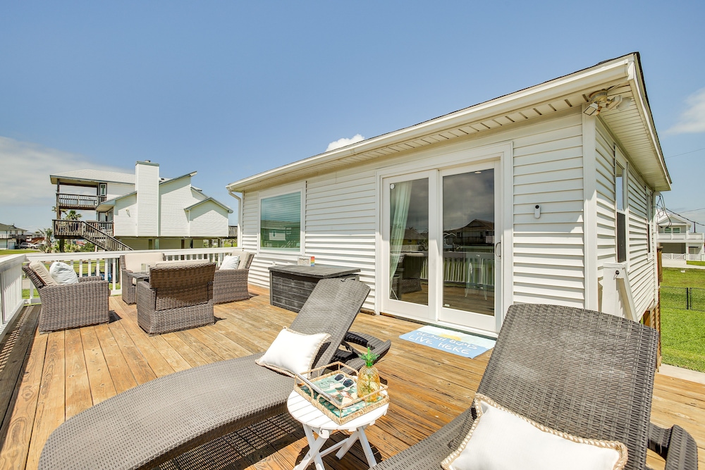 Walk to Beach: Updated Home w/ Deck in Galveston!