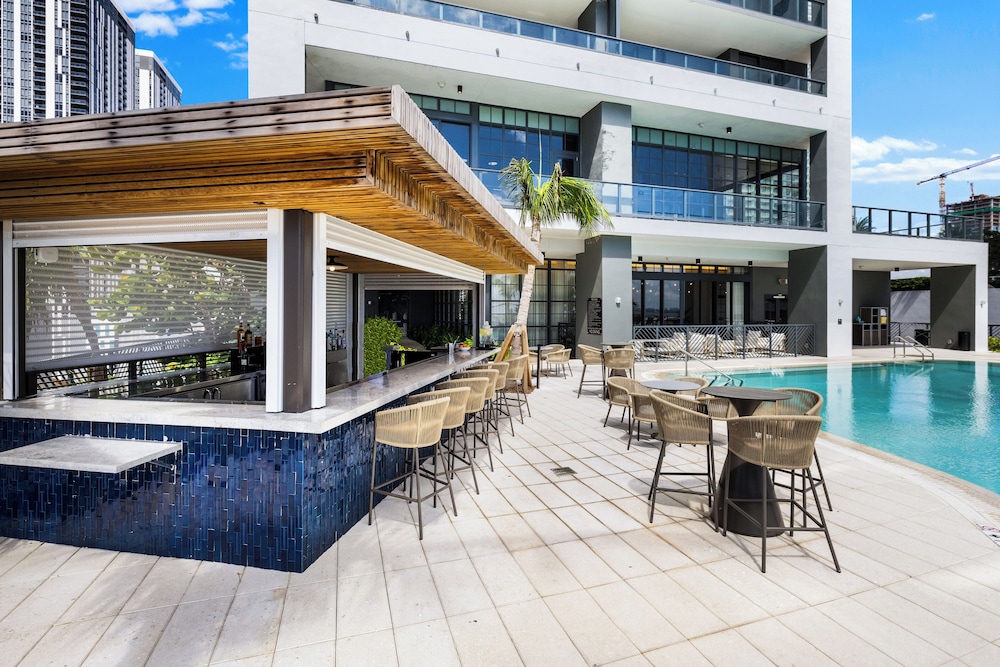 Lux Studio W City Views and Pool