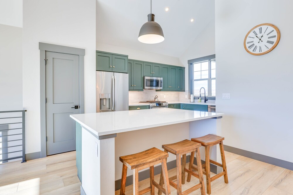 Spacious Granby Townhome: Hot Tub & Mountain Views view 4