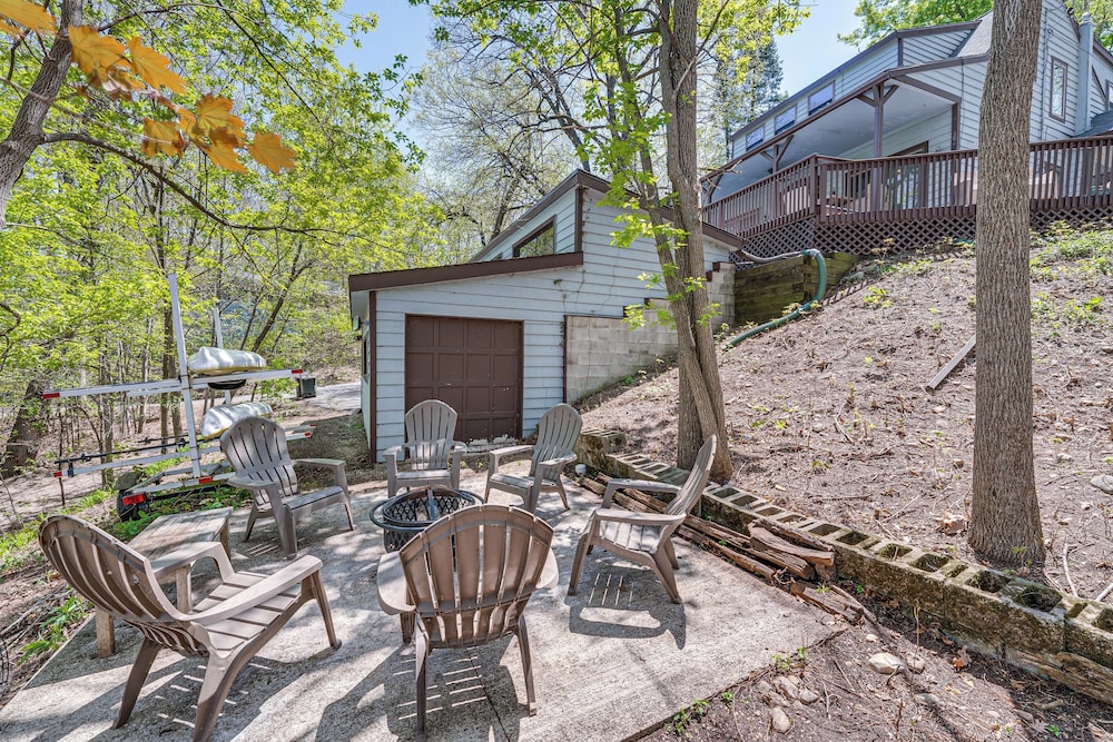 Charming Cottage: Steps to Lake Wandawega!