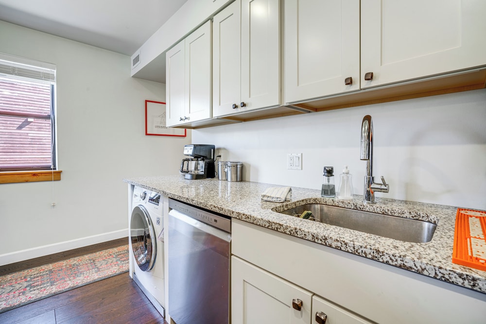 1/2 Mi to Dtwn Frisco: Mtn-view Condo w/ Pool!