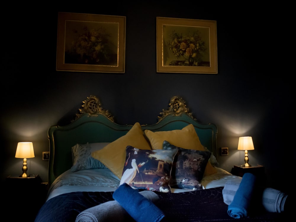 Gin Lounge Rooms