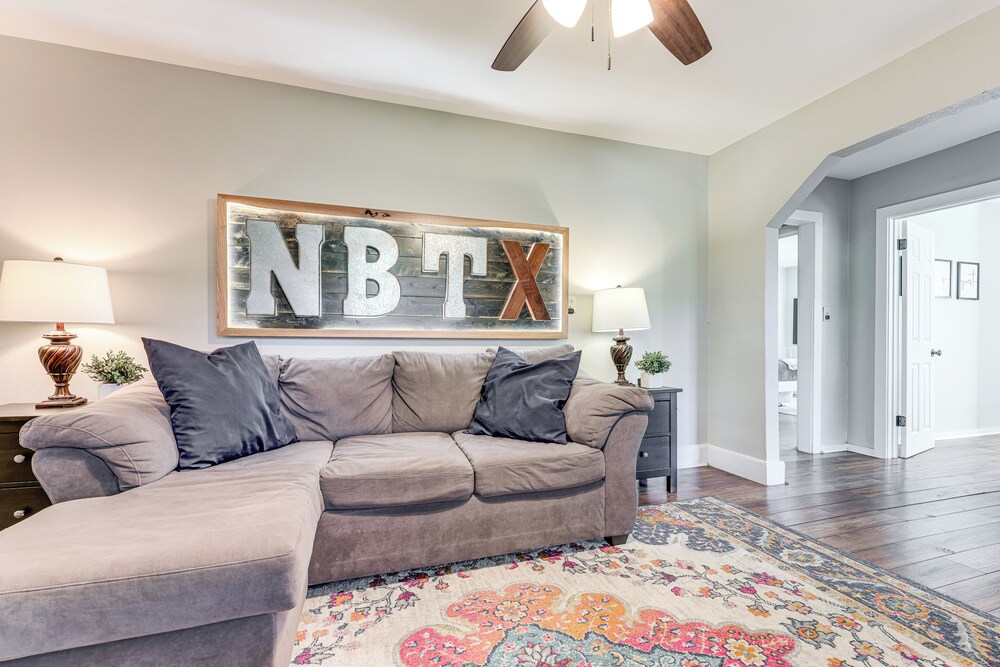 2 Mi to Landa Park: Farmhouse w/ Fire Pit!