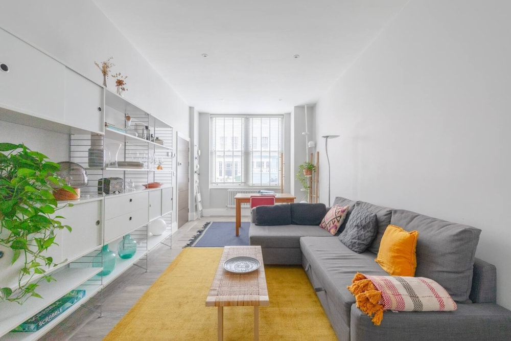 Chic & Spacious 2BD Flat -2 Mins to Baron's Court