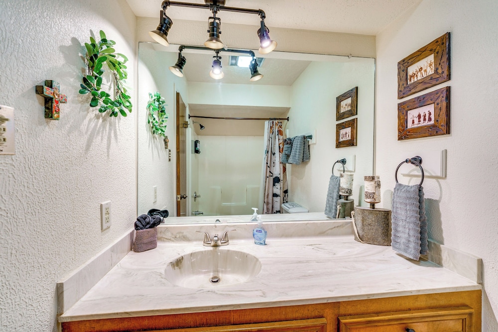 Hike, Bike & Ski: Red River Condo w/ Spa Access