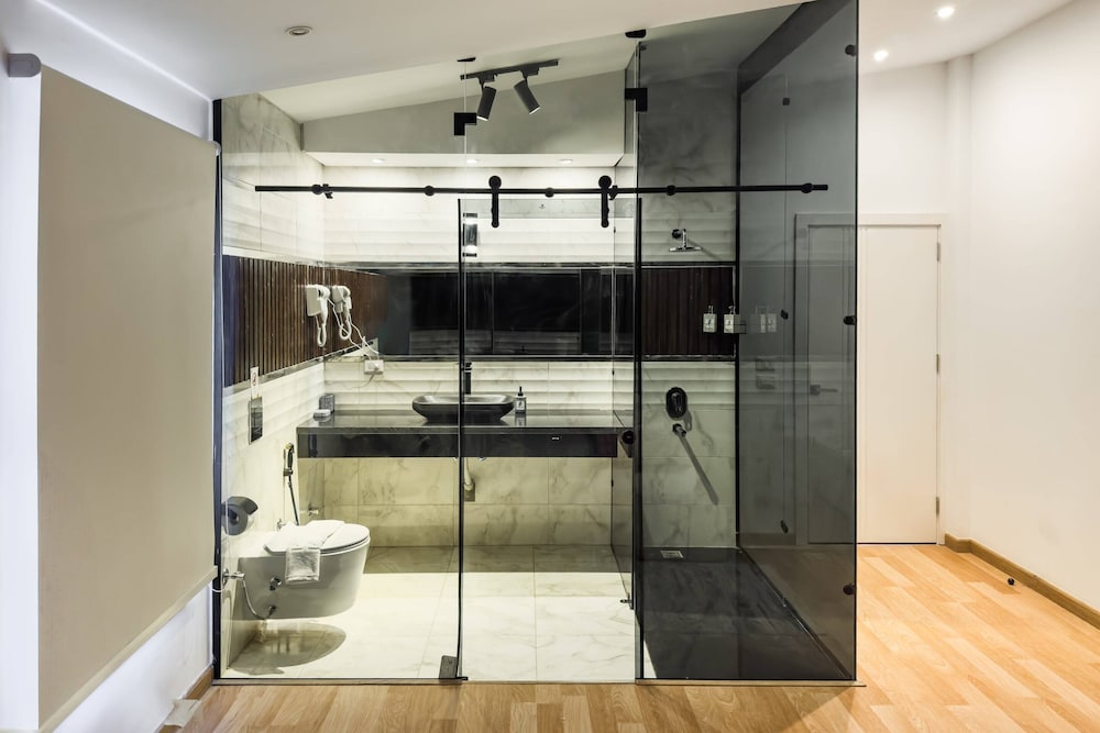 Posh & Panoramic 2bdr Rooftop 5 Min To Airport