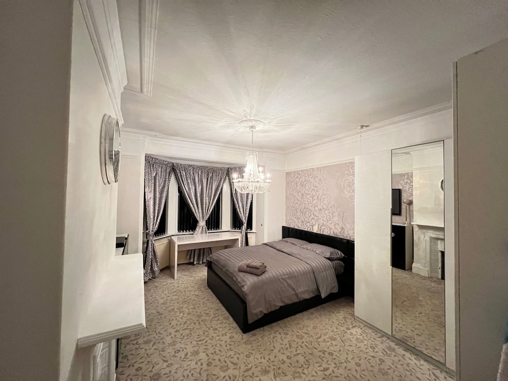 Hottub-garden-parking-sleeps10-10mintotown