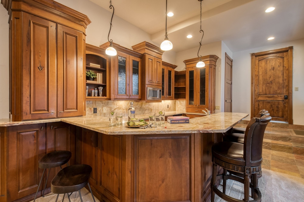 High Meadow by Avantstay Alpine Views w Indoor Pool Hot Tub Open Floor Plan