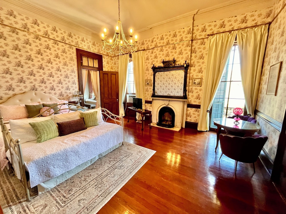 French Quarter Lanaux Mansion B & B
