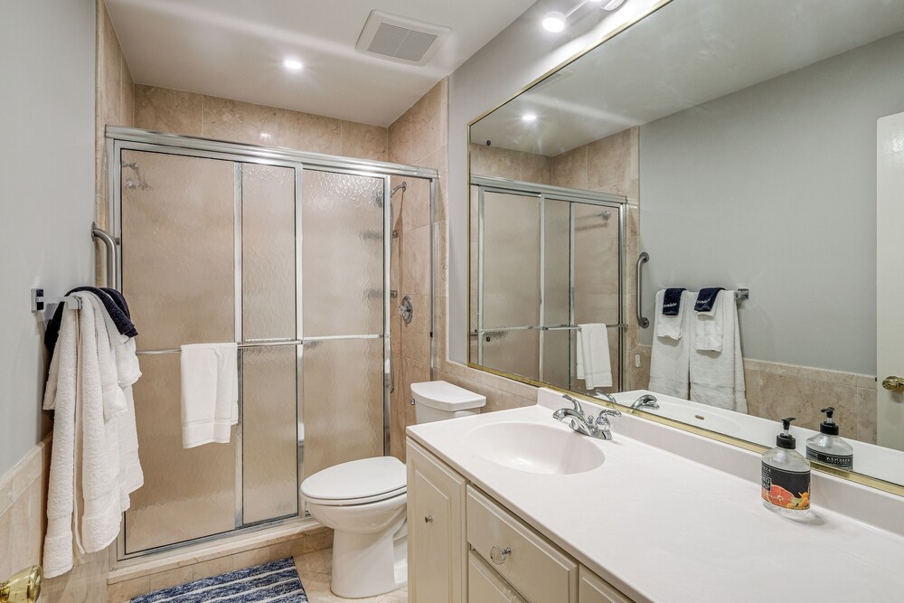 9 Mi to National Mall: Spacious Bethesda Retreat!