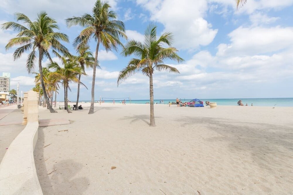 449 City View Studio Hollywood Beach view 4