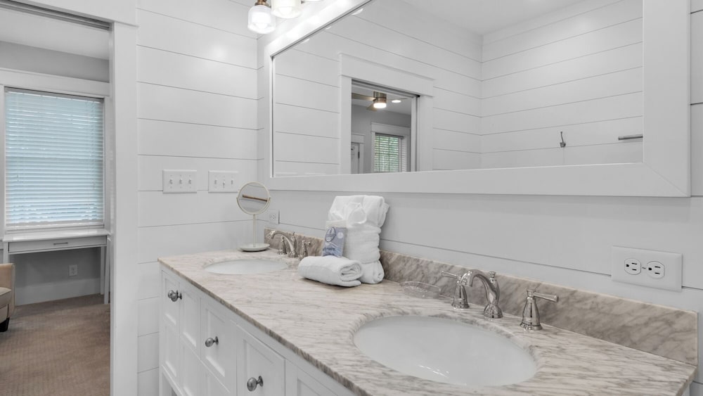 Best of Both Worlds: Pool, Golf Cart, Nearby Attractions & Steps to Beach!