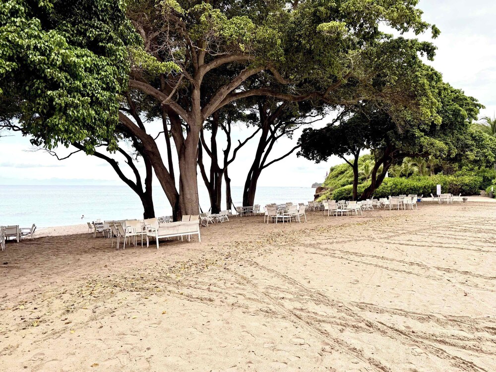 Luxury 2BR Bolongo Ocean View Private Beach
