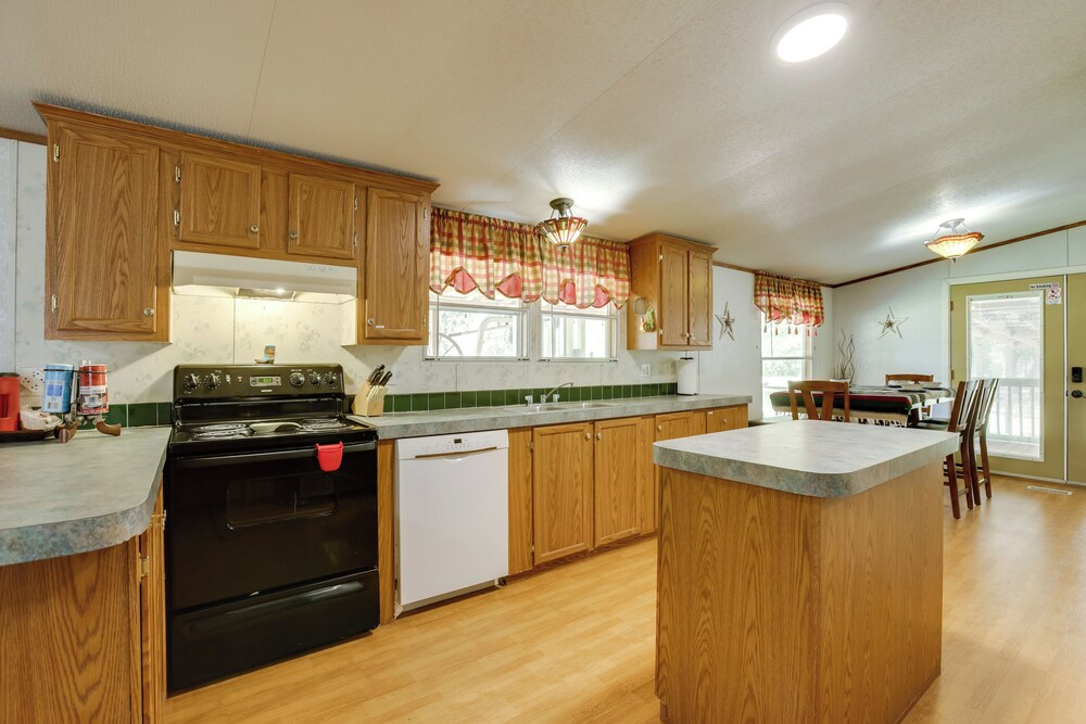Play Games, Bike & Unwind: Cleveland Family Home!