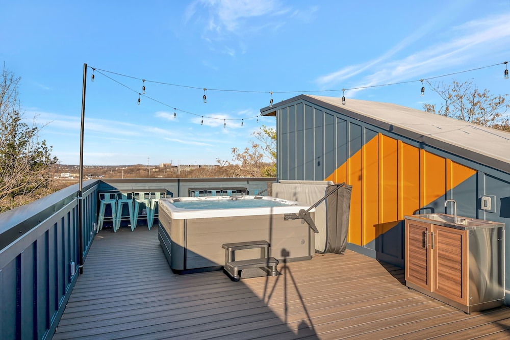 Twin Homes Hot Tub Rooftop Game Zone at Nashville