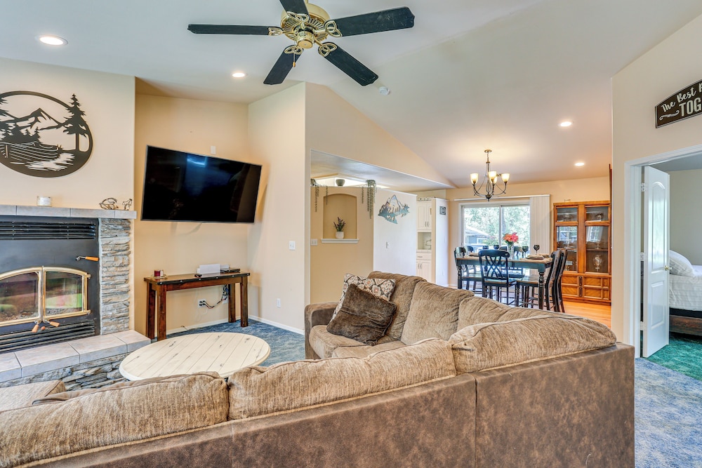 10 Mi to Redding: Serene Escape w/ Spacious Yard!