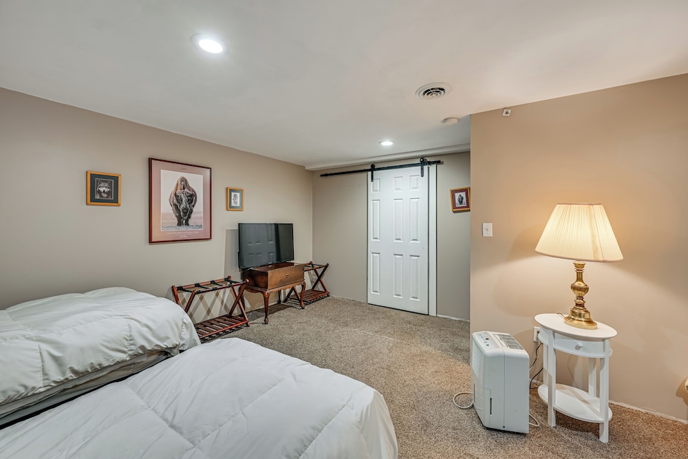 Golf Course Views & Games Galore - Vine Grove Gem!