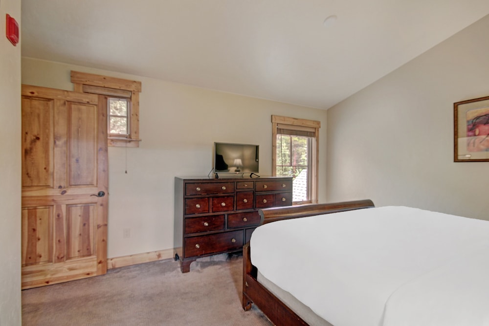 Vaulted Ceilings+rustic Luxury 2 Blocks To Main St- Sleeps 6 2 Bedroom Townhouse by RedAwning