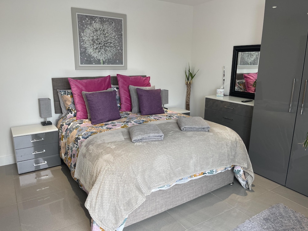 5 Bed House-sleeps 14-hot Tub-bar-garden-parking