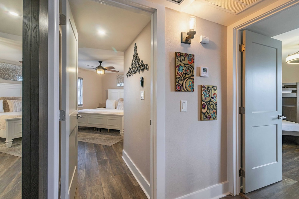 2 Condos, Steps to the Beach Pool+hot Tub, Balcony Lounge Triton & Sea Haven