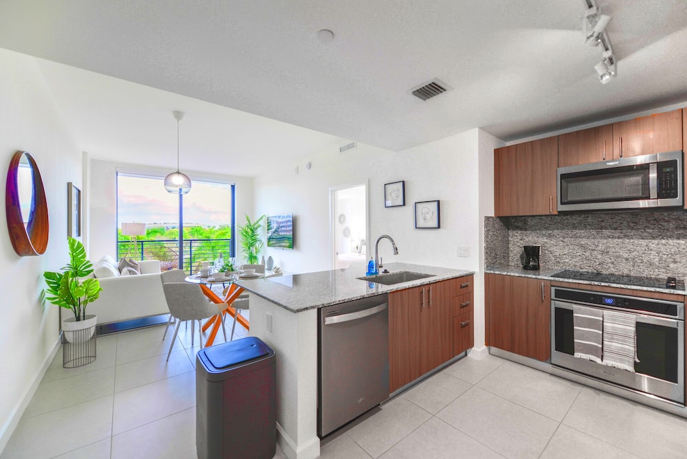 Downtown Doral Condo w-Free Parking