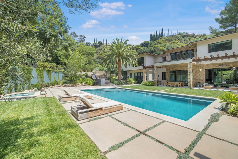 Bowmont - Resort-style Beverly Hills Escape w/ Pool, Garden and Privacy