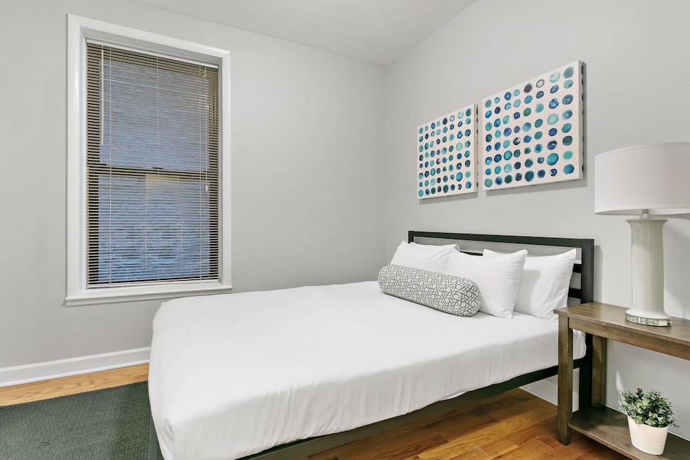 2BR Furnished Apartment in Boystown photo 2