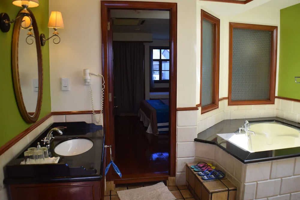 Alpine LXPD Water Chalet photo 4