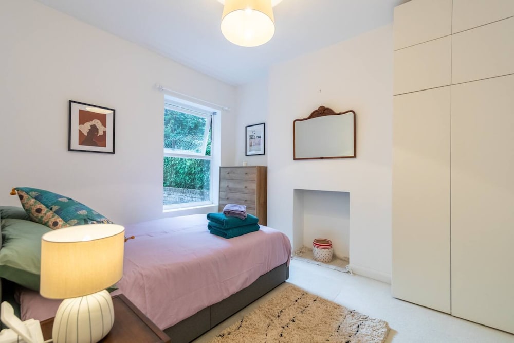 Charming 1 Bedroom Apartment in Shepherds Bush With Patio Area