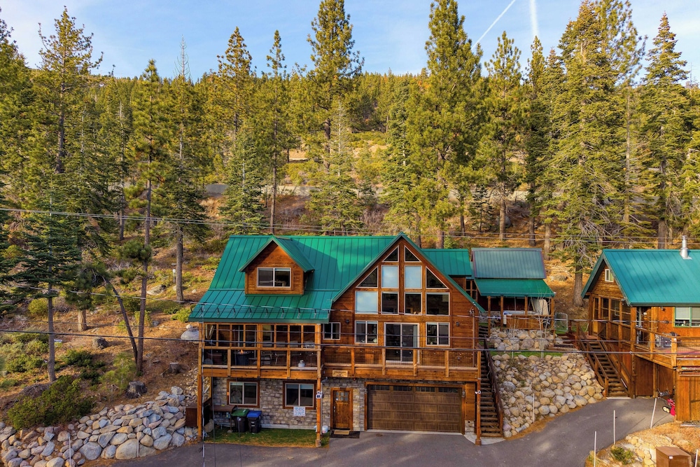 Denton by Avantstay Hot Tub, Deck w/ Fire Pit Near Skiing & Lake!