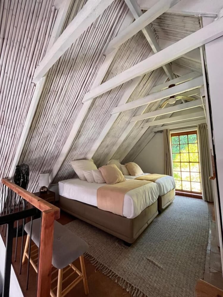 Cozy Camps Bay House With Mountain and sea View