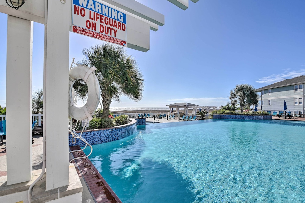Walk to Beach: Condo w/ Bay View in Galveston