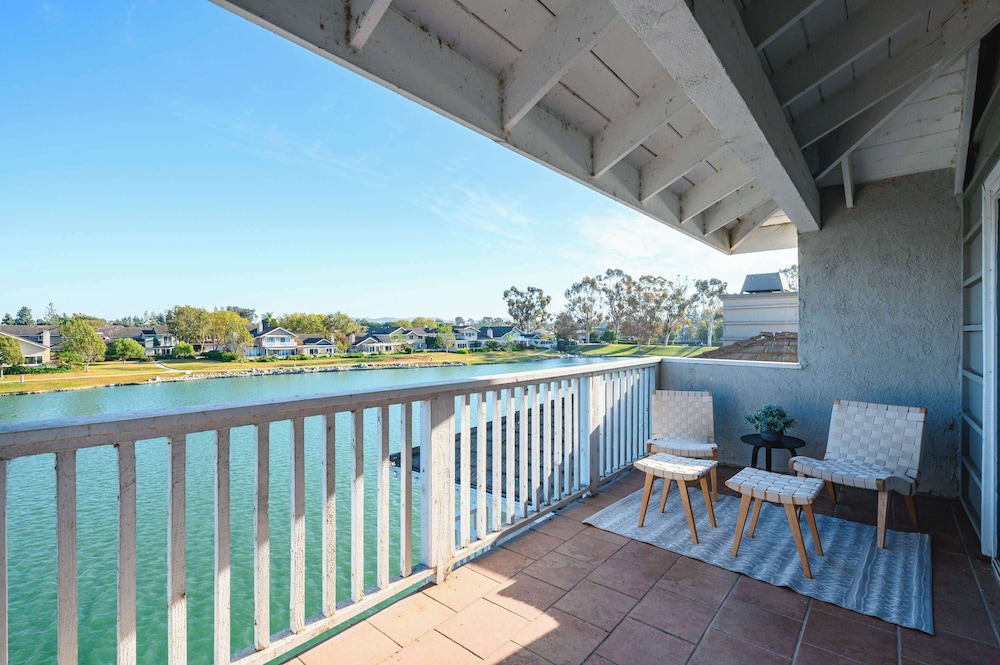 Waterfront Retreat With Stunning Views & Modern Co