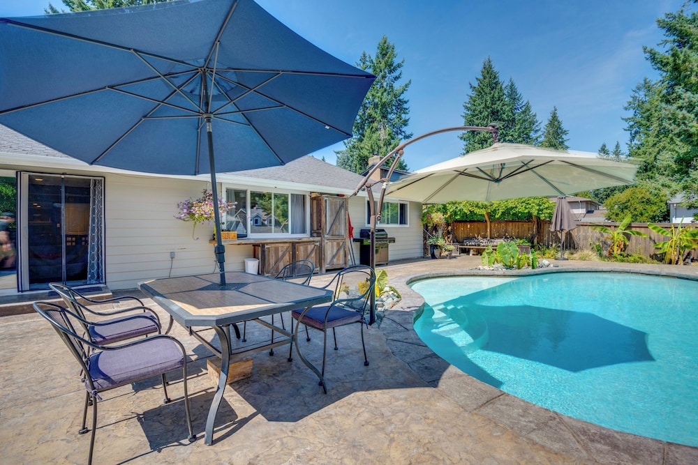 Hot Tub + Sauna: Home 8 Mi to Downtown Tacoma!