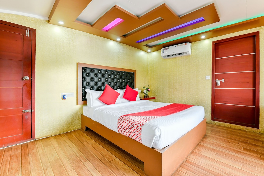 OYO 23482 Sht Symphony Premium Sharing Houseboat view 4